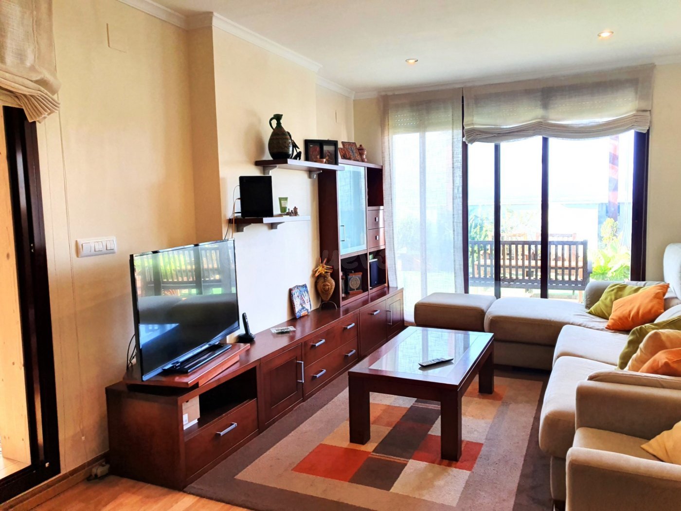 AMPLIO ÁTICO EN ALQUILER CON GRAN TERRAZA Y VISTAS EN RIBA-R - foto 2