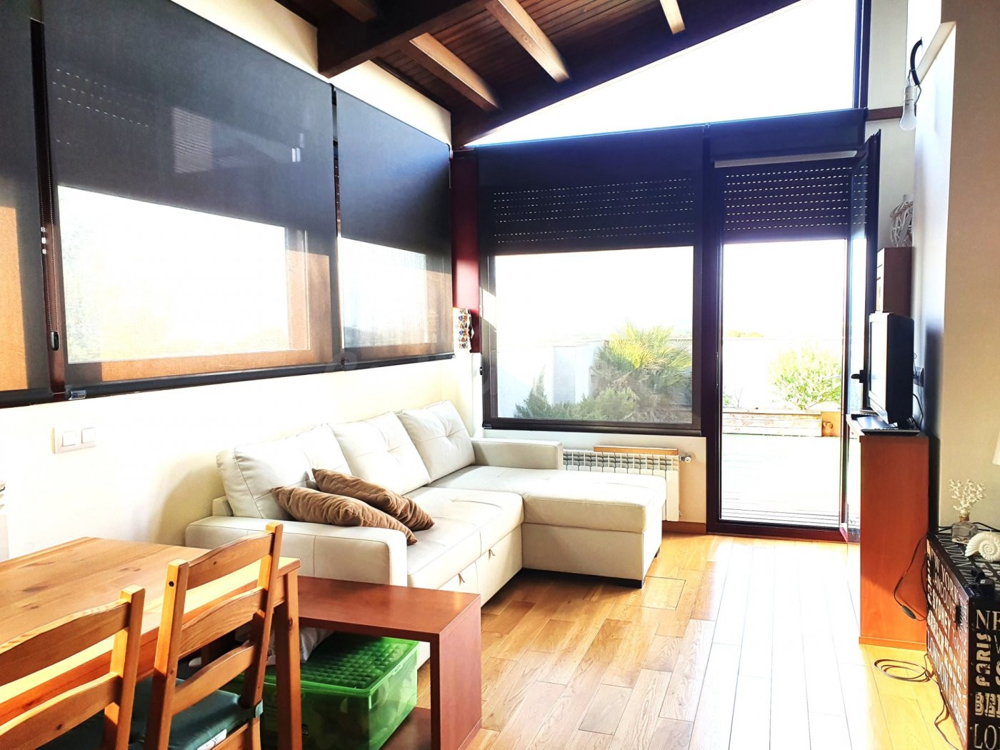 AMPLIO ÁTICO EN ALQUILER CON GRAN TERRAZA Y VISTAS EN RIBA-R - foto 4