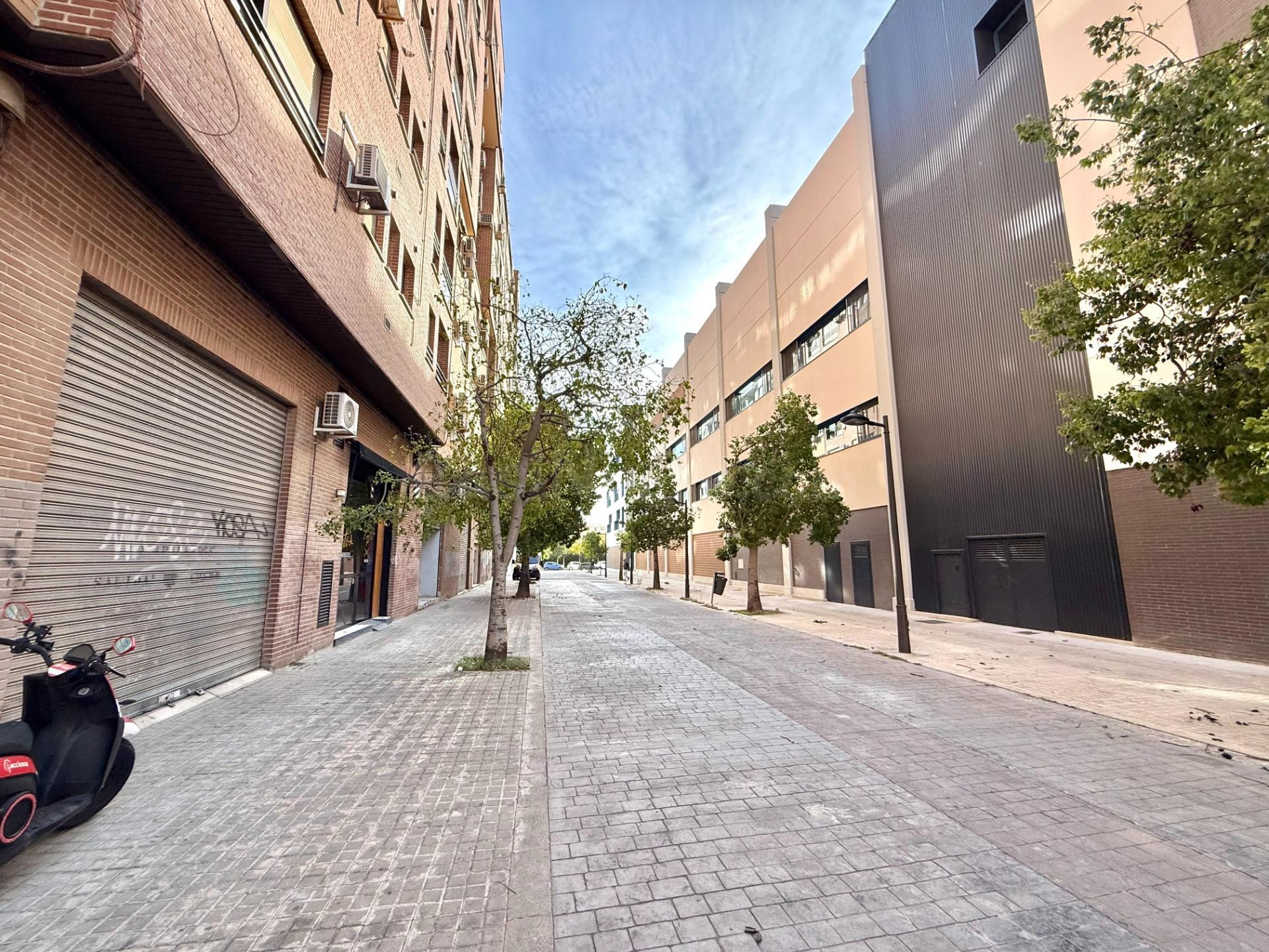 Local comercial en venta en C/Bernat Descoll (Malilla) - foto 2