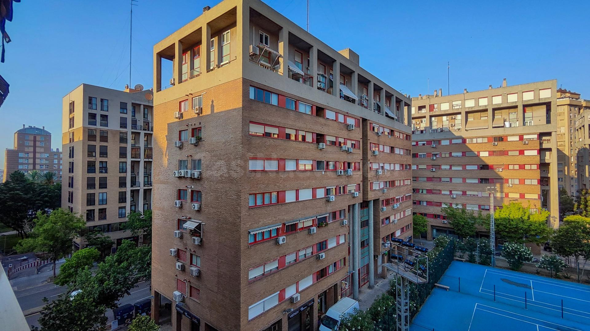 Plazas de garaje en alquiler en Ciutat de les Arts i de les  - foto 4