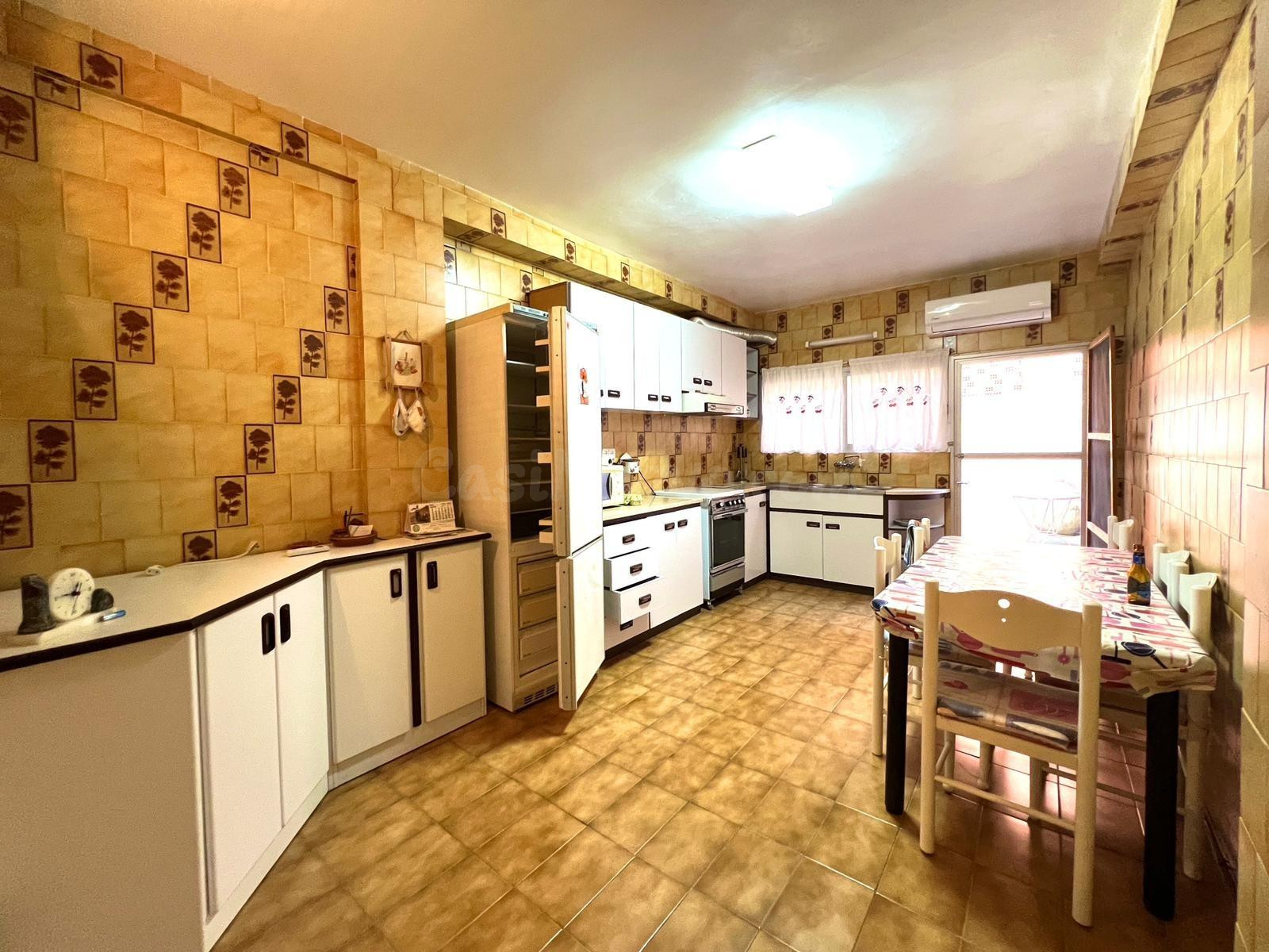 Casa de pueblo de 3 alturas con 6 habitaciones y patio inter