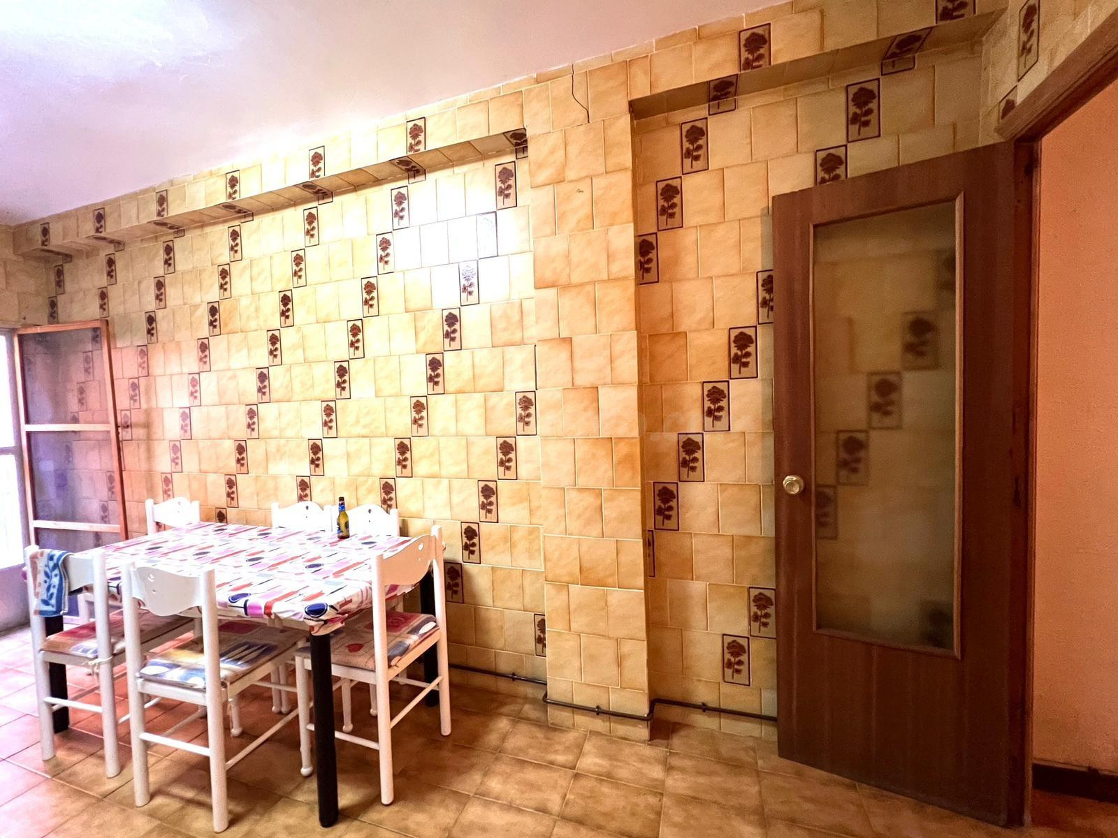 Casa de pueblo de 3 alturas con 6 habitaciones y patio inter - foto 3