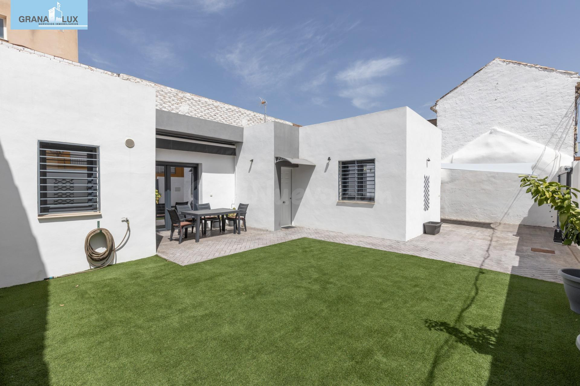 Casa de reciente construcción en una planta, junto al centro