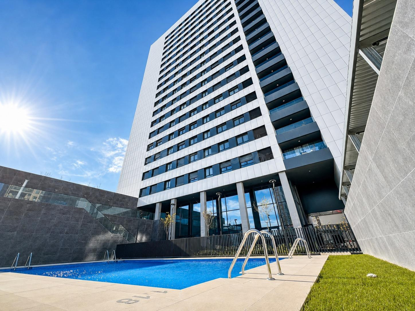 Vivienda originalmente de 4 habitaciones, actualmente convertida en 3 dormitorios para disfrutar de un salón comedor mucho más amplio, ubicada en el exclusivo residencial privado Torre Iberia