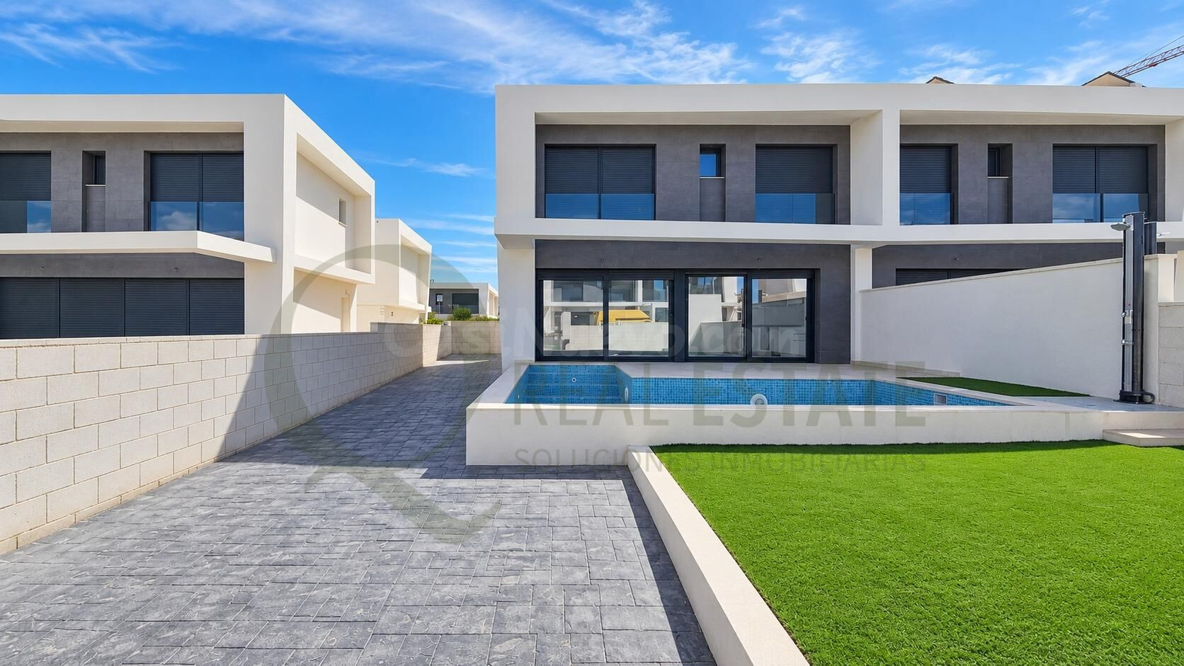 Chalet en Gran Alacant con piscina privada, jardín y amplias - foto 2