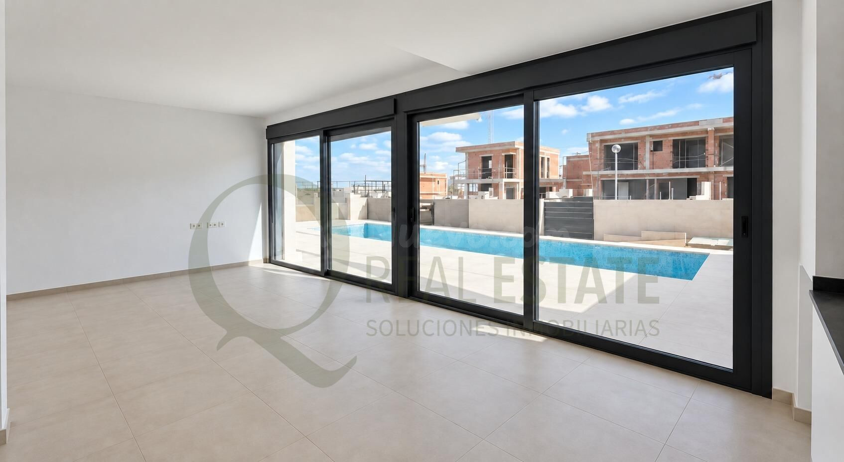 Chalet en Gran Alacant con piscina privada, jardín y amplias - foto 4
