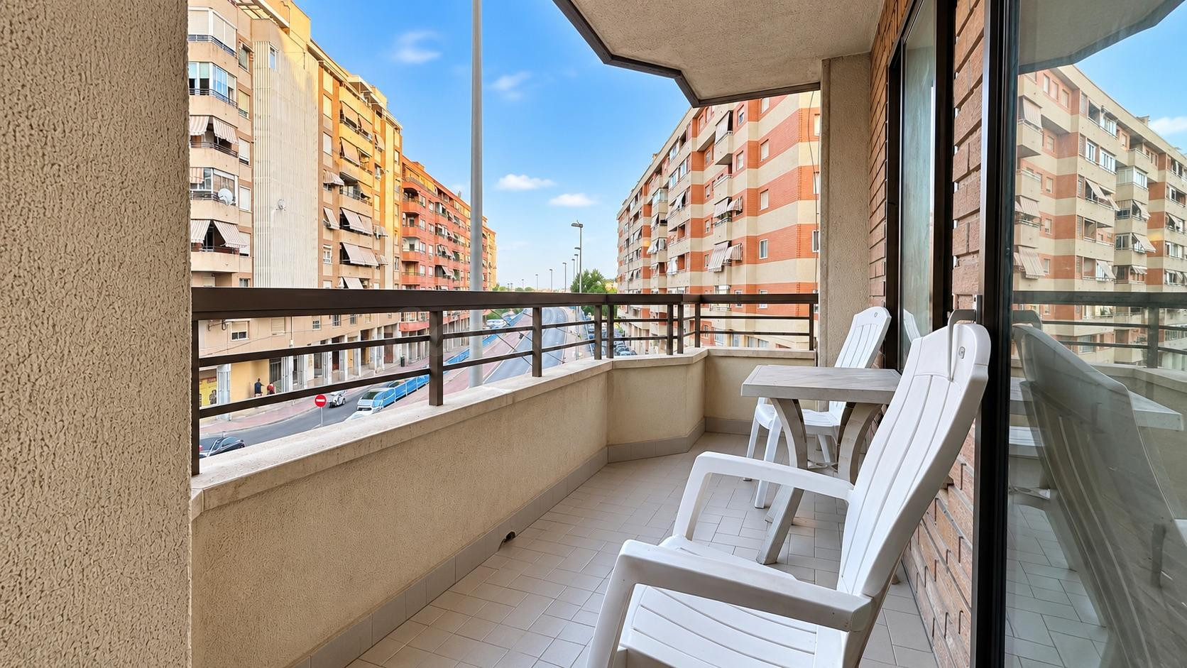 Piso amplio y luminoso en San Juan Pueblo con plaza de garaj - foto 2