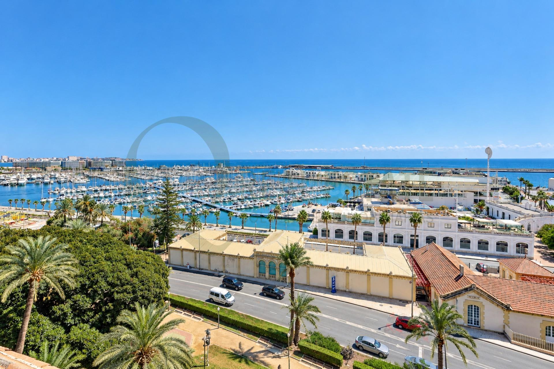 Piso en el centro de Alicante con vistas al mar y garaje en  - foto 2