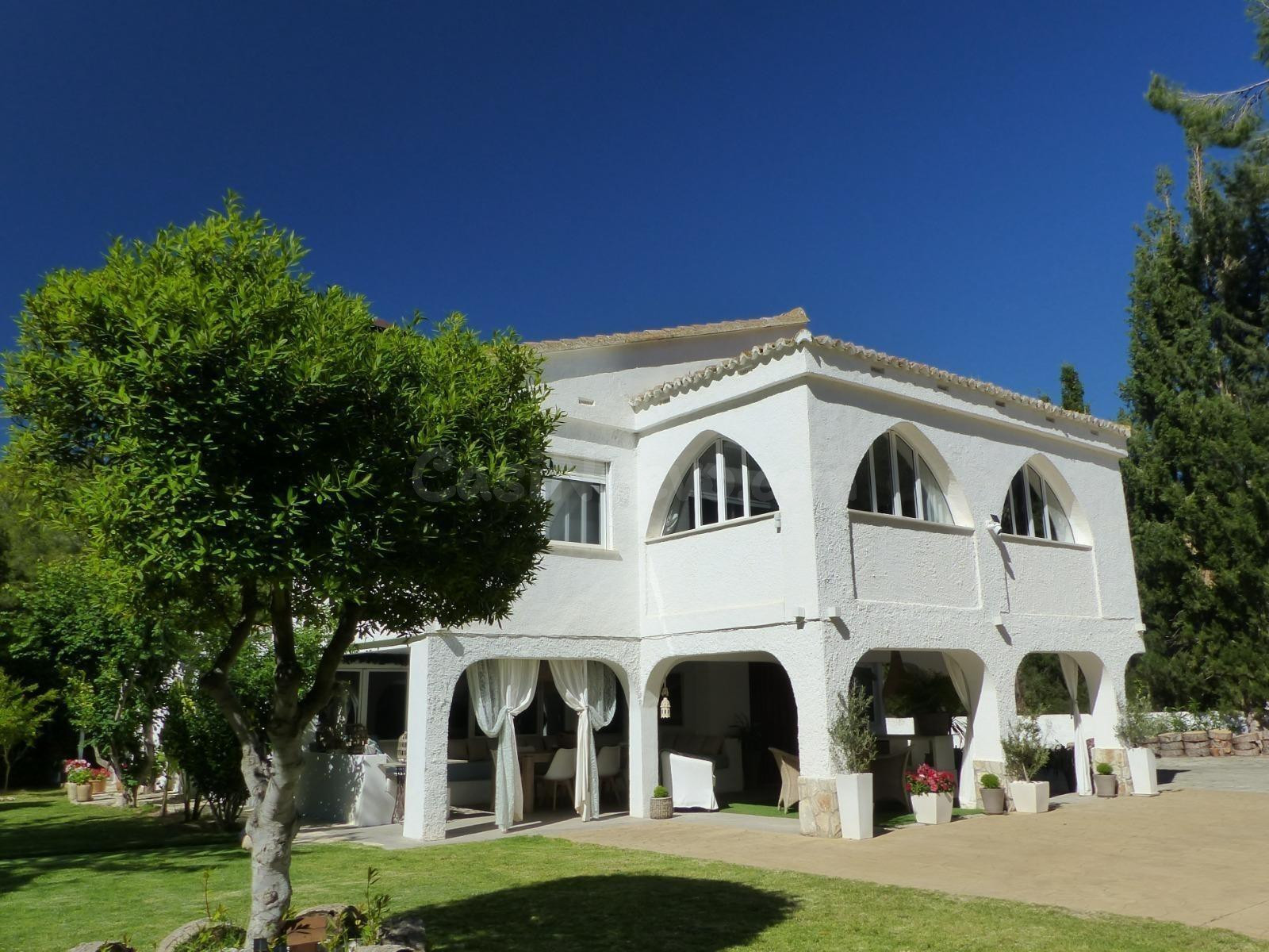 CHALET REFORMADO CON PISCINA EN PARCELA LLANA DE 1.094 M2 – 