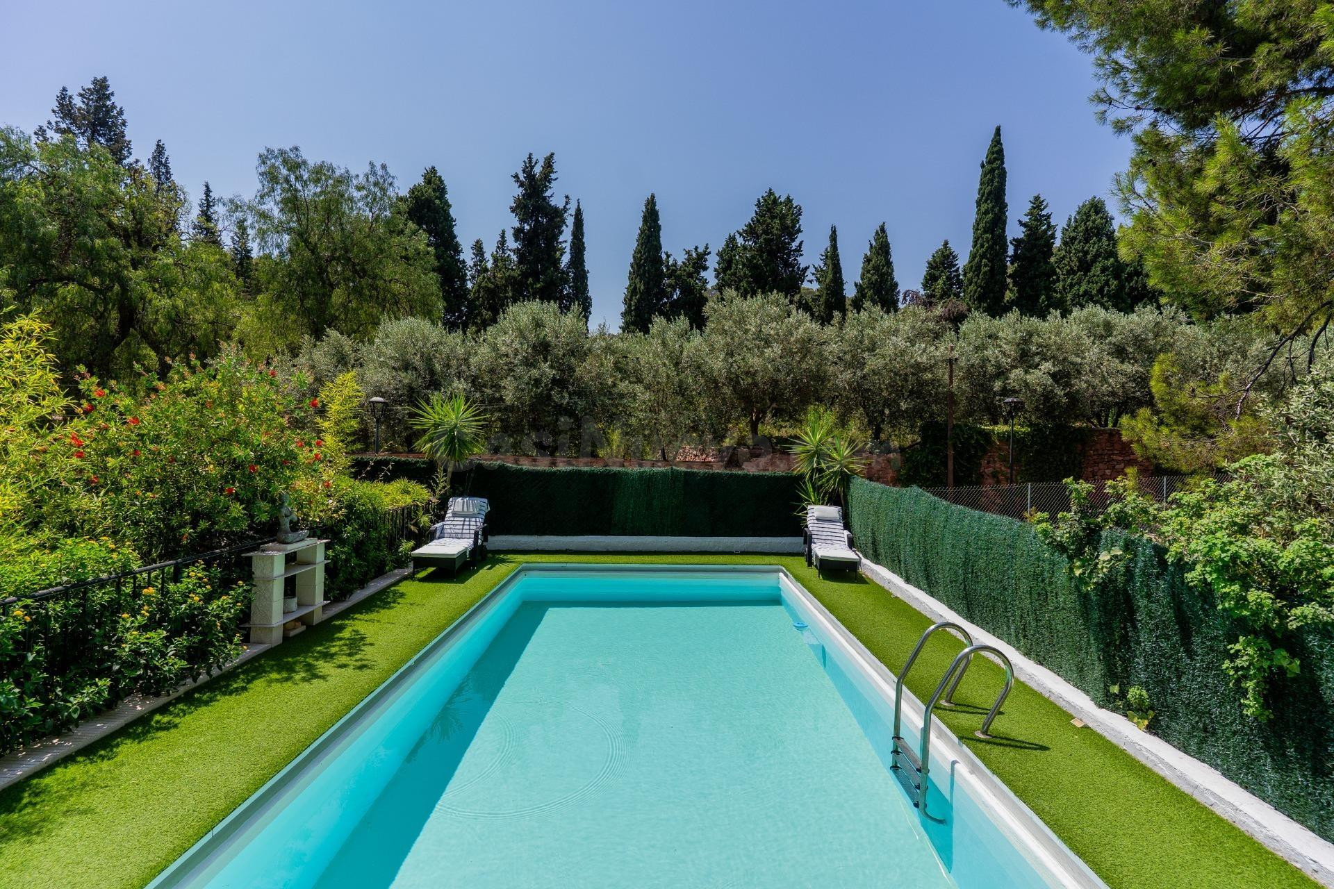 CHALET REFORMADO CON PISCINA EN PARCELA LLANA DE 1.094 M2 –  - foto 2