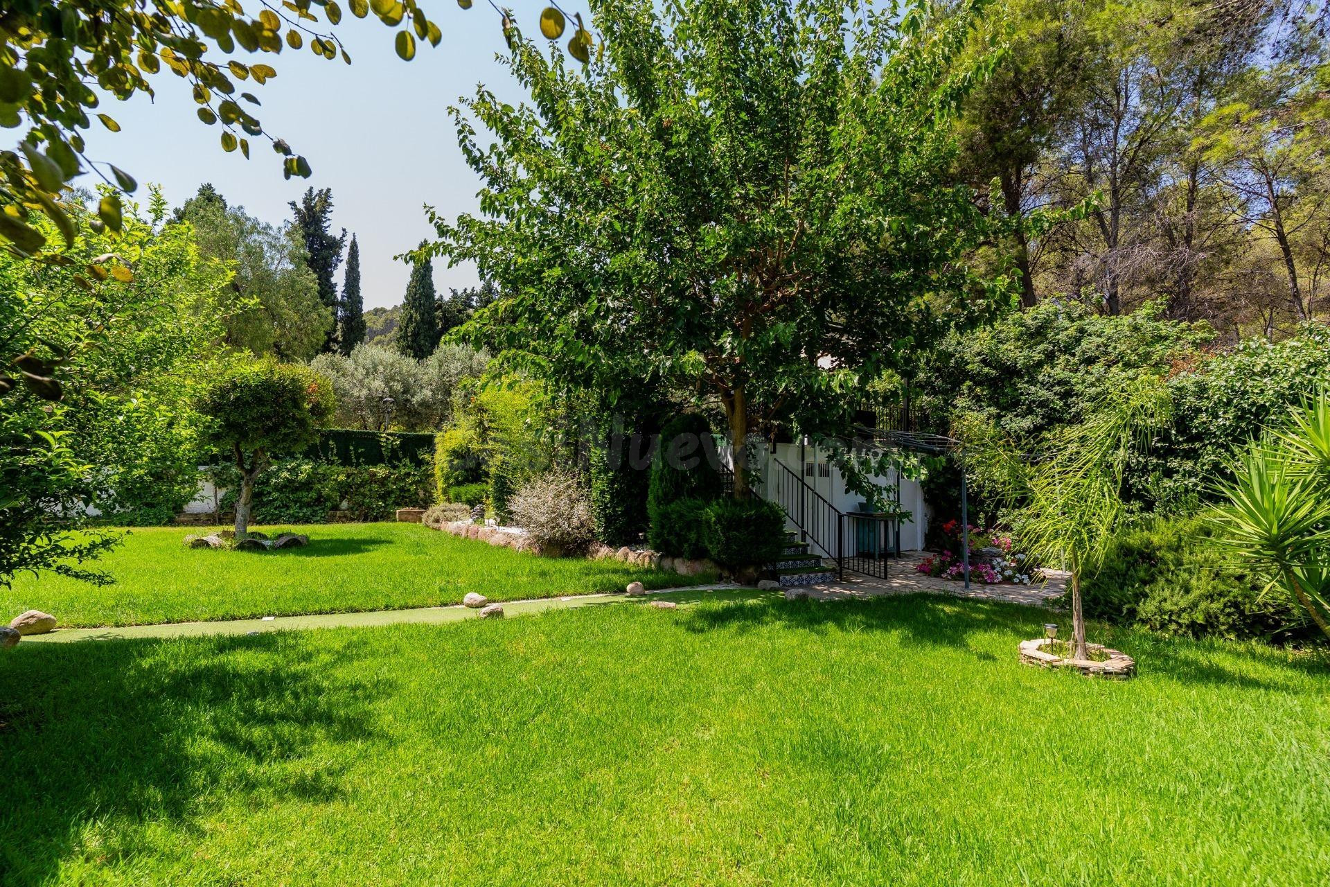 CHALET REFORMADO CON PISCINA EN PARCELA LLANA DE 1.094 M2 –  - foto 5