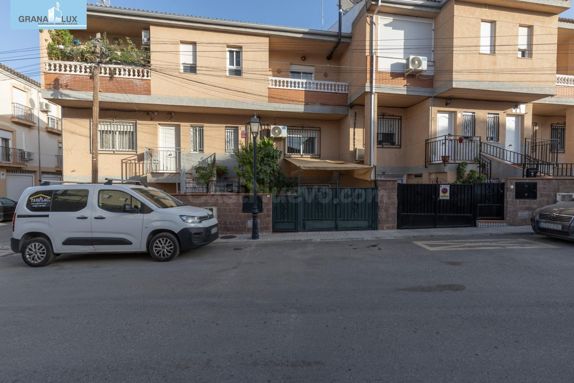 PRECIOSO ADOSADO CON PATIO, TERRAZA, COCHERA Y ESTUFA DE LEÑA EN LAS GABIAS (GRANADA)