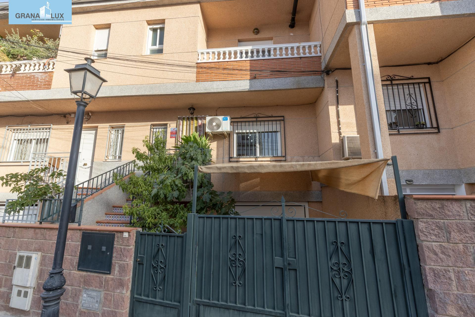 PRECIOSO ADOSADO CON PATIO, TERRAZA, COCHERA Y ESTUFA DE LEÑ - foto 2