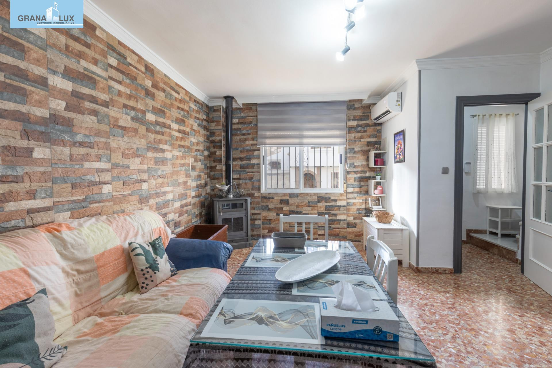 PRECIOSO ADOSADO CON PATIO, TERRAZA, COCHERA Y ESTUFA DE LEÑ - foto 3