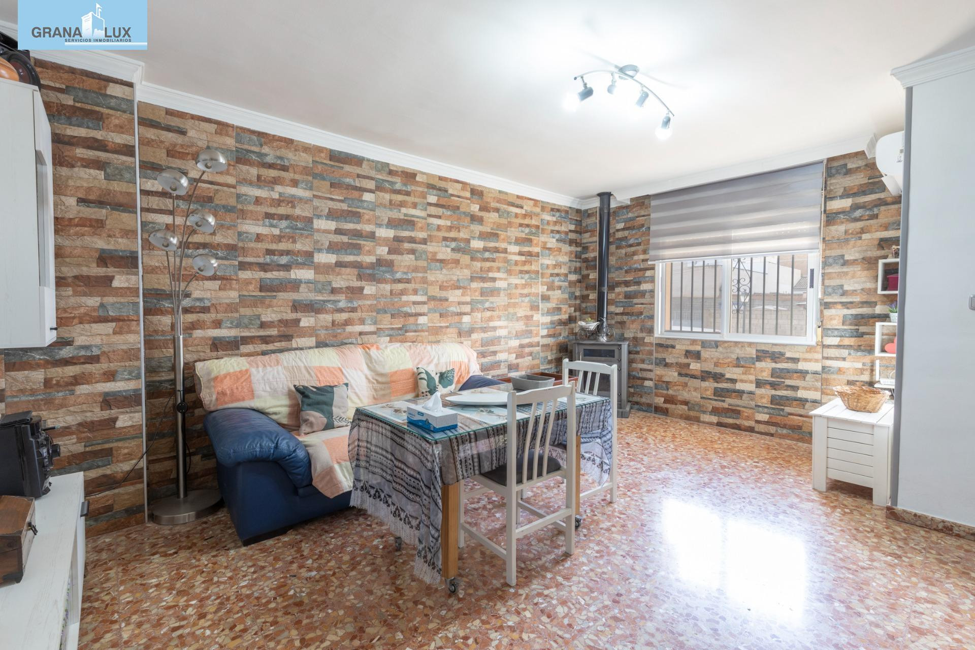 PRECIOSO ADOSADO CON PATIO, TERRAZA, COCHERA Y ESTUFA DE LEÑ - foto 4