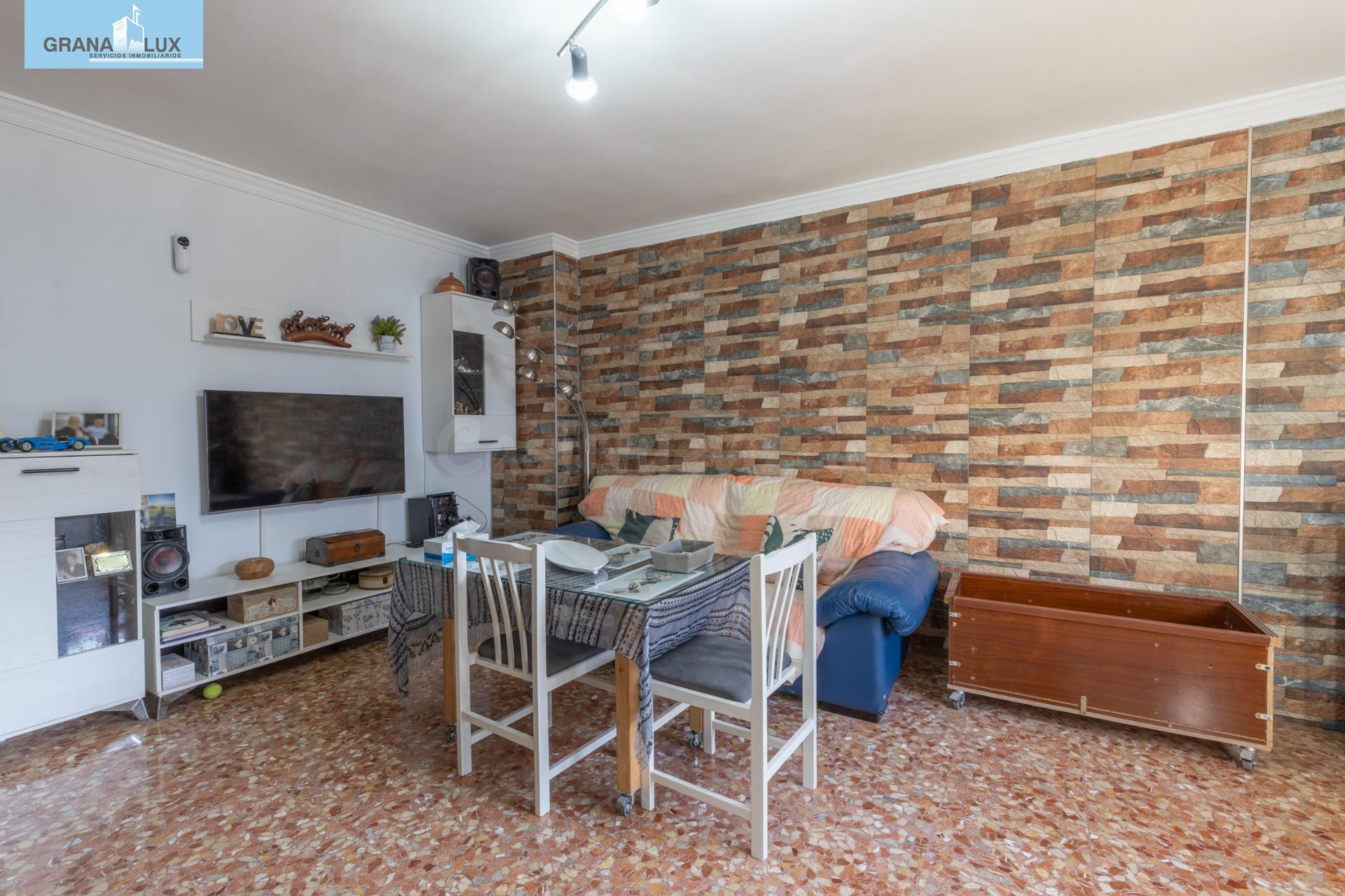PRECIOSO ADOSADO CON PATIO, TERRAZA, COCHERA Y ESTUFA DE LEÑ - foto 5