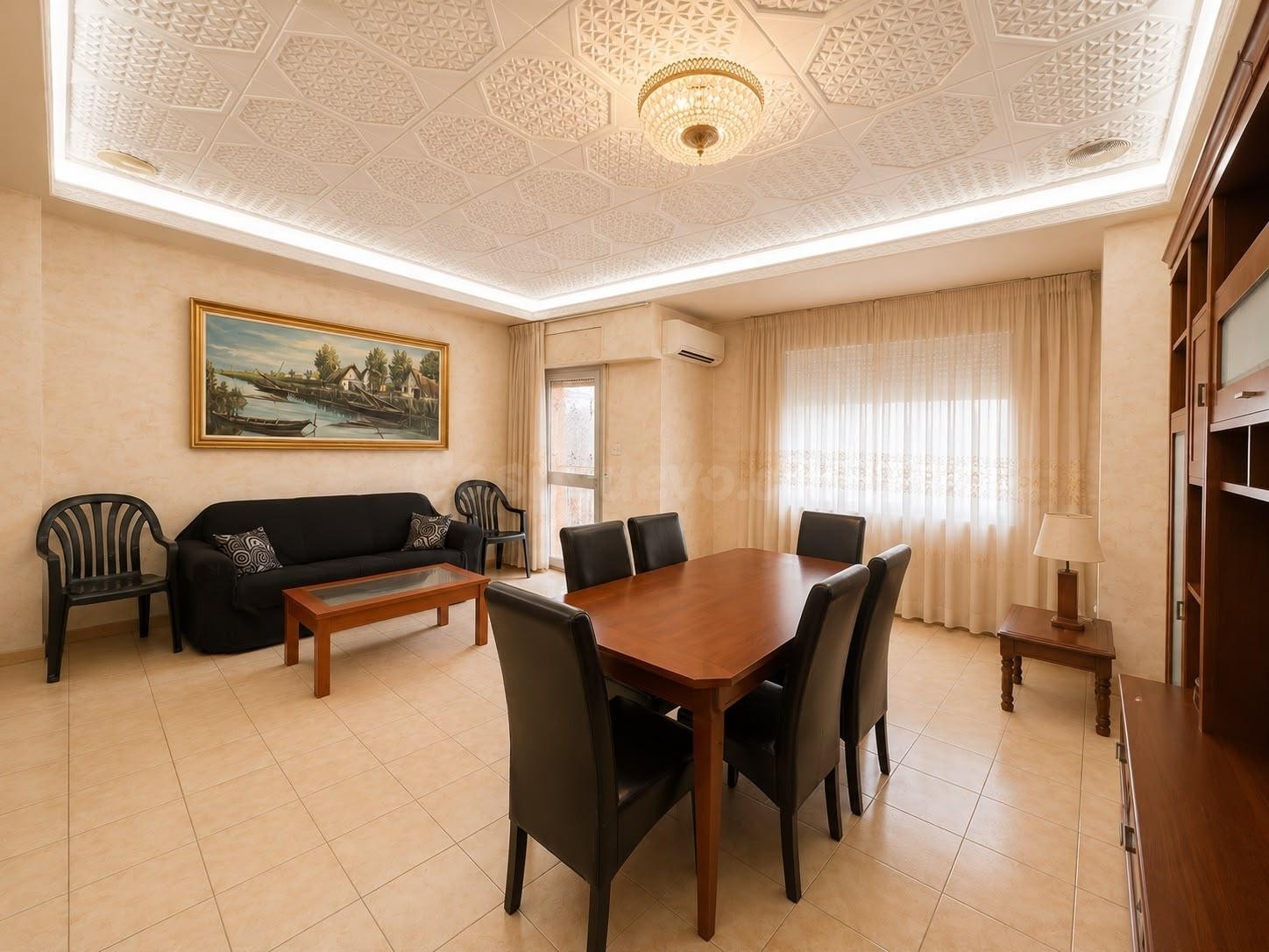 Vivienda de grandes dimensiones con terraza en el centro de 