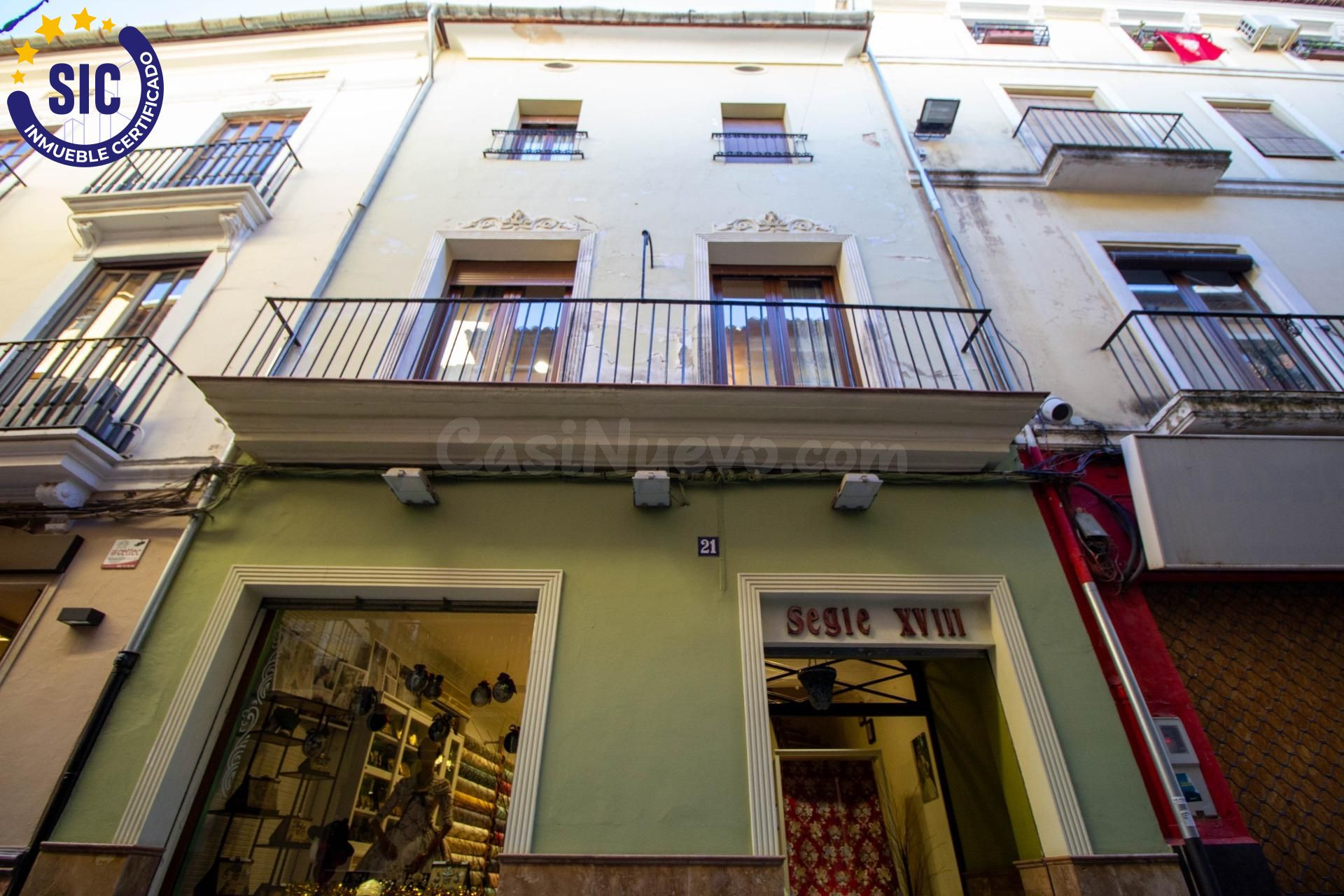 Casa Señorial en Pleno Centro con Local Comercial y Terraza 