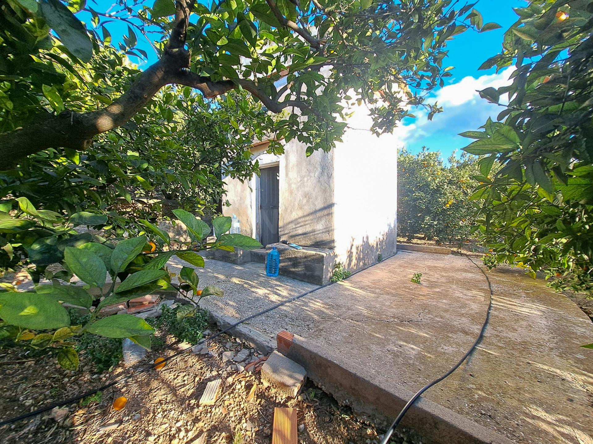 Parcela con piscina y pequeña caseta