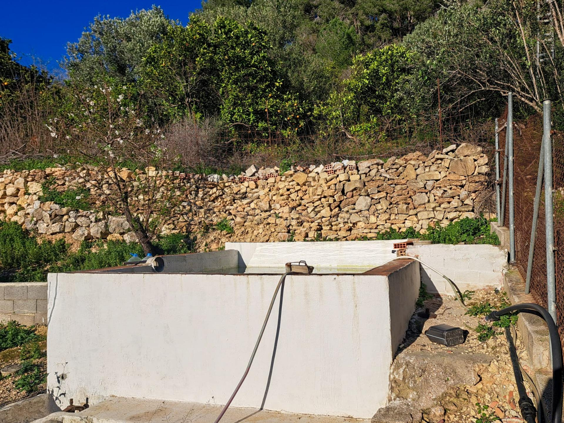 Parcela con piscina y pequeña caseta - foto 2