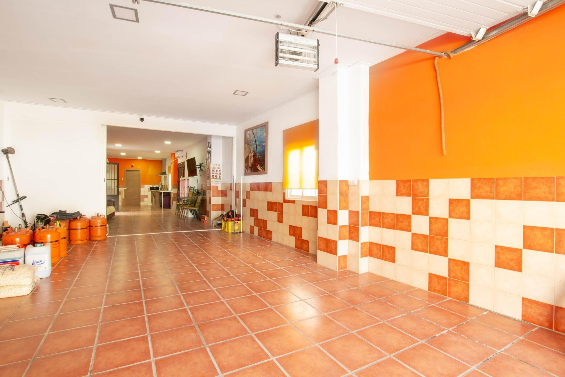 Casa con negocio rentable en Carlet: lavandería y vending en