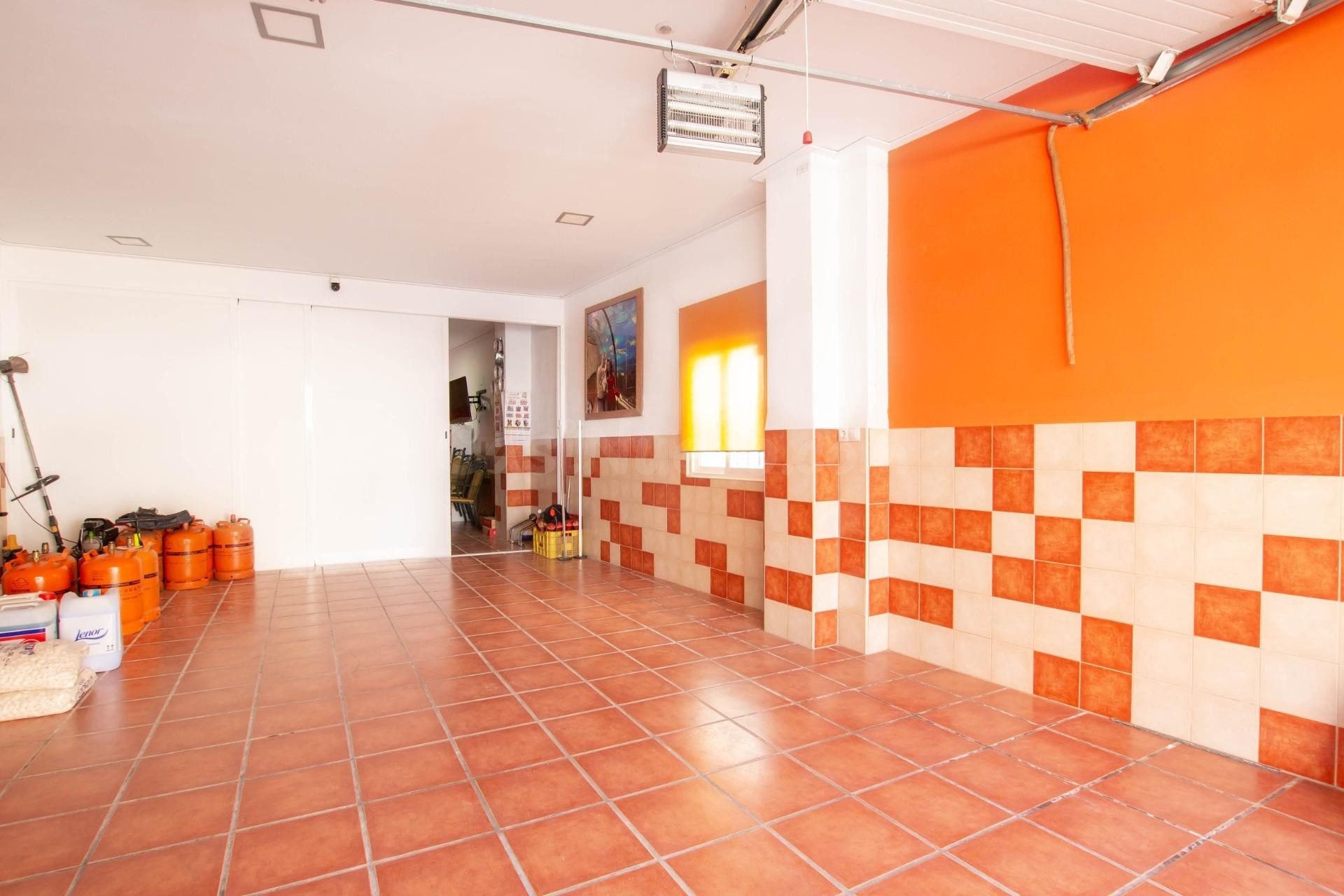 Casa con negocio rentable en Carlet: lavandería y vending en - foto 2