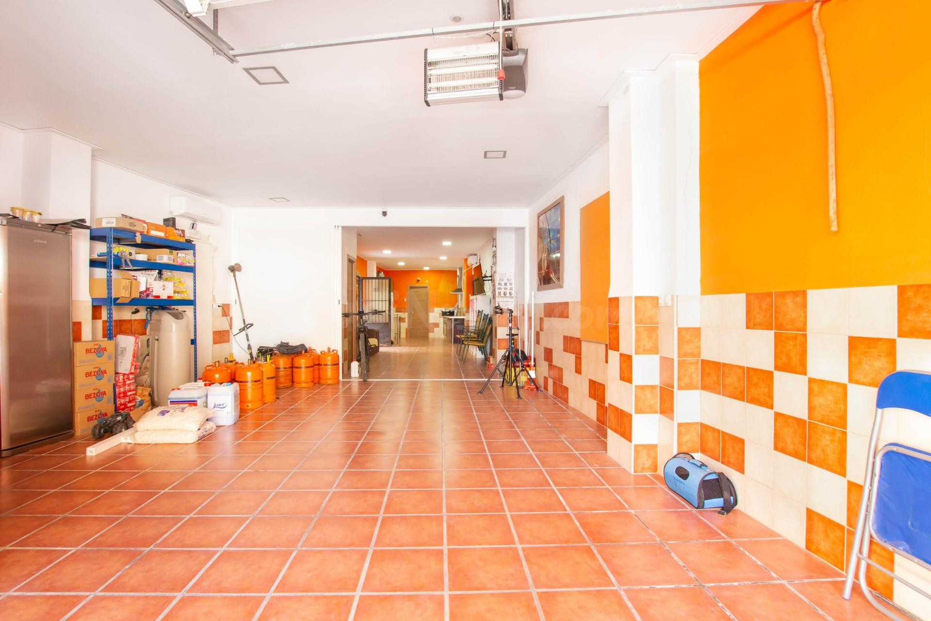 Casa con negocio rentable en Carlet: lavandería y vending en - foto 3