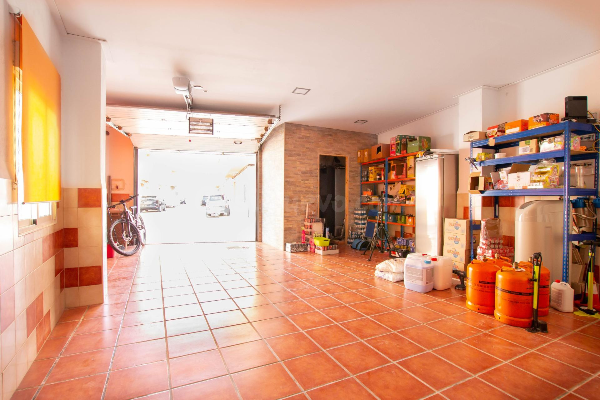Casa con negocio rentable en Carlet: lavandería y vending en - foto 4