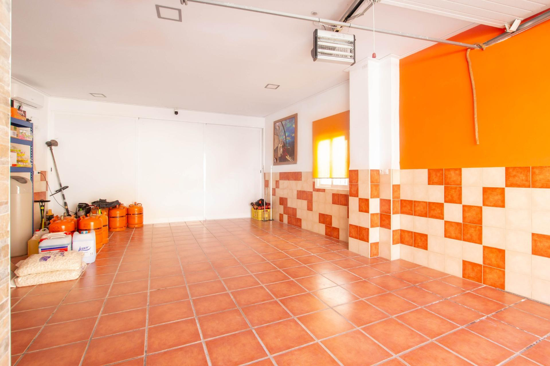 Casa con negocio rentable en Carlet: lavandería y vending en - foto 5