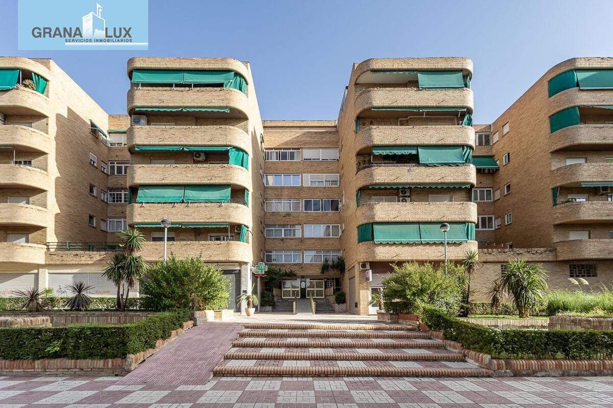 Piso con plaza de garaje cerrada junto a La Inmaculada, frente al río Genil.