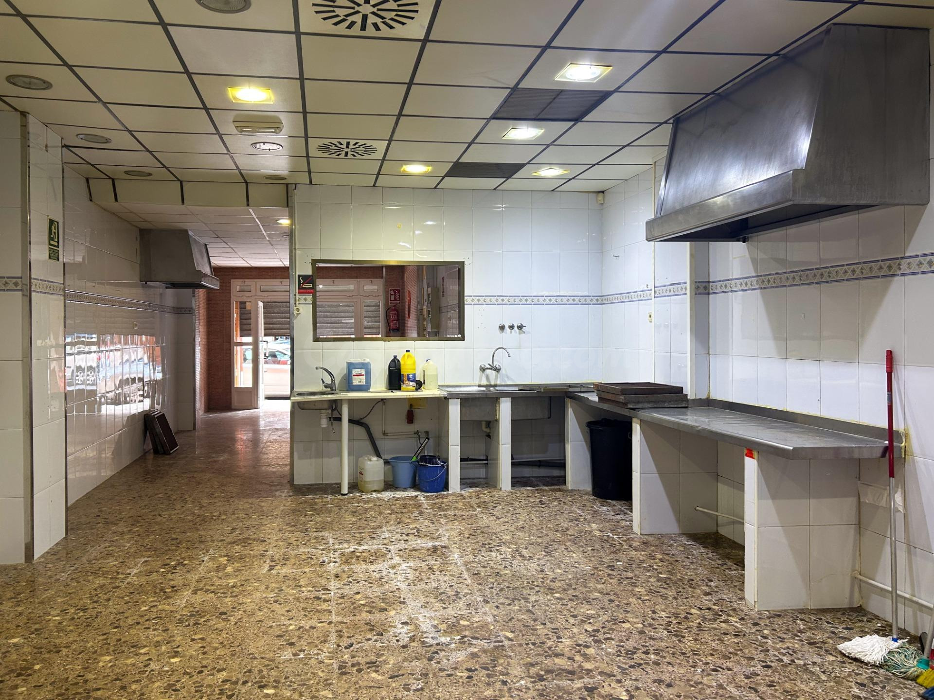 Local Comercial en Alzira: Ideal para Tu Negocio - foto 4