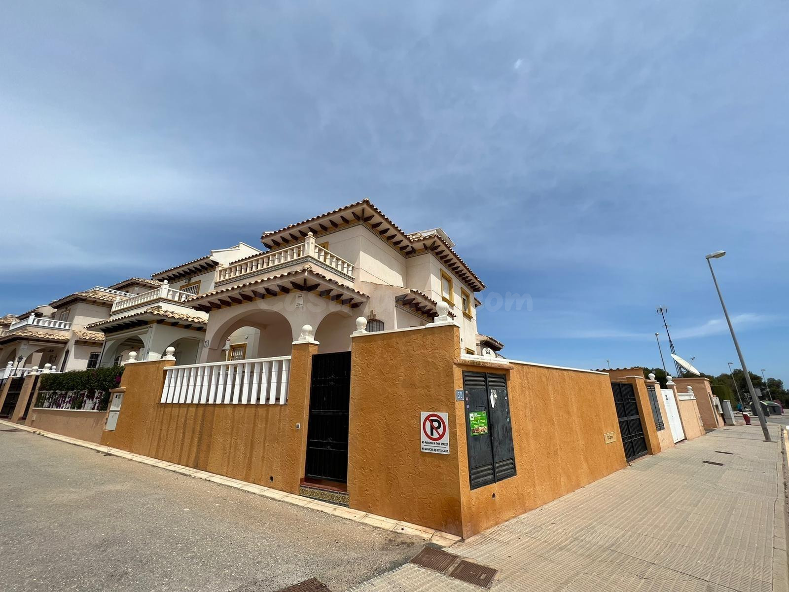ALQUILER ANUAL (SEGURO IMPAGO)vivienda 2 dormitorios 2 baños piscina comunitaria , jardín y patio!