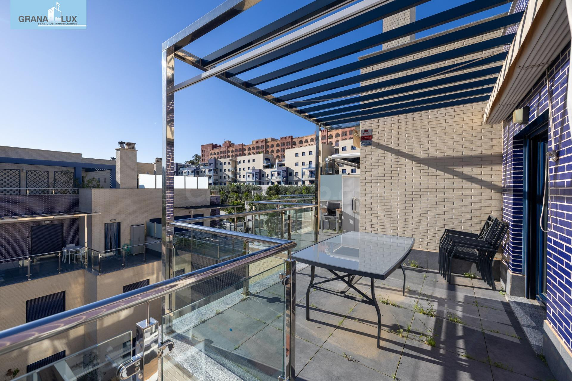 Piso 3 dormitorios y seminuevo en Urbanización Residencial   - foto 3