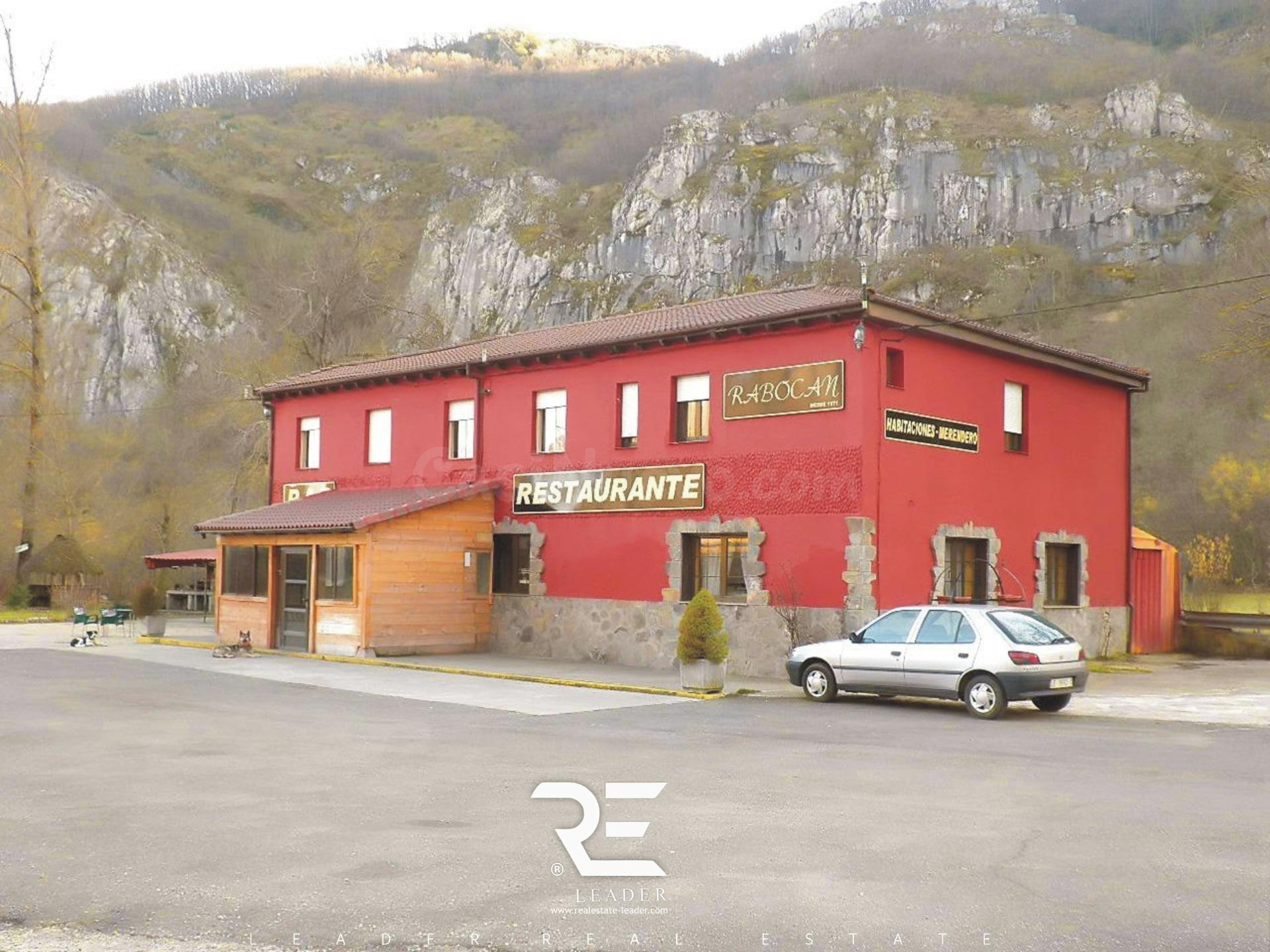 SE CEDE O SE VENDE INSTALACIÓN COMPUESTA POR RESTAURANTE Y H