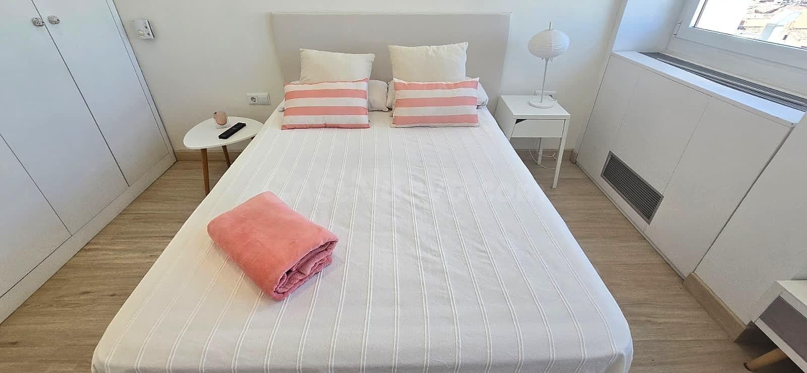 Elegante Apartamento Reformado en Princesa con Vistas Espectaculares - foto 2