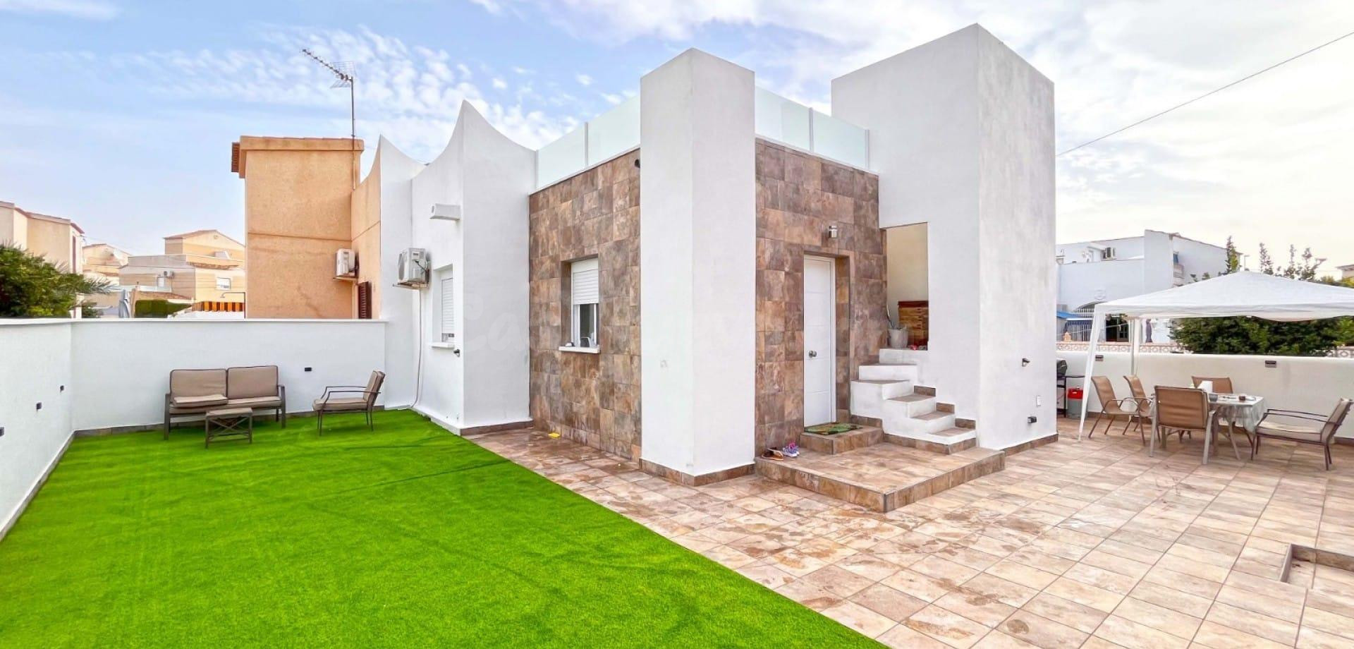 TOTALMENTE REFORMADO! CHALET SEMI-INDEPENDIENTE EN ORIHUELA COSTA