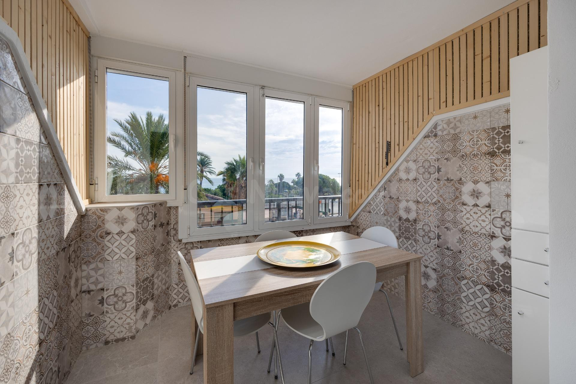 VISTAS AL MAR! PISO DE 2 DORMITORIOS EN TORREVIEJA , TOTALMENTE REFORMADO