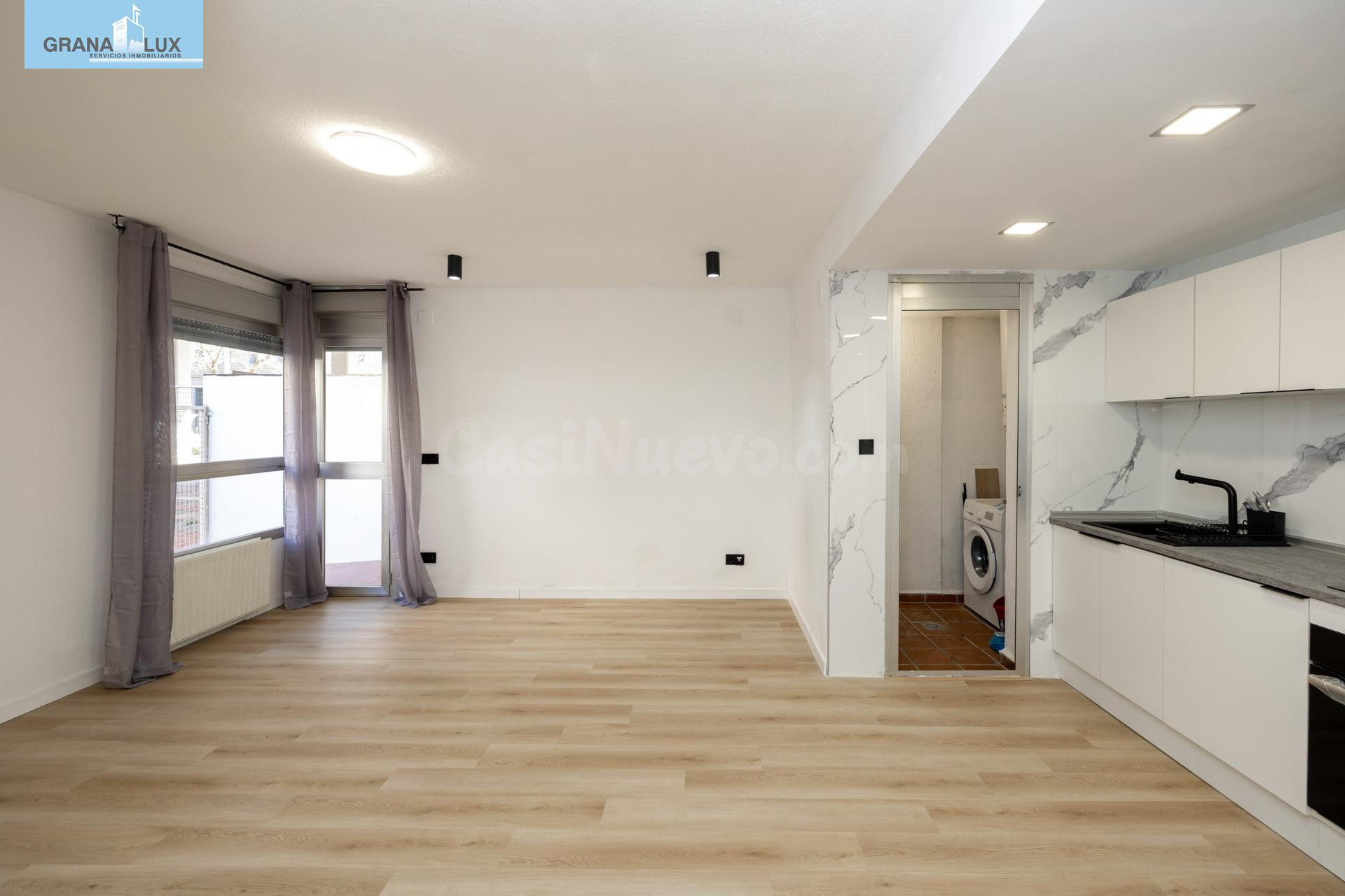 Piso de 82 m2 construidos, en planta baja con 3 dormitorios, 2 baños completos, salon con cocina abierta equipada con electrodomesticos. Plaza de garaje