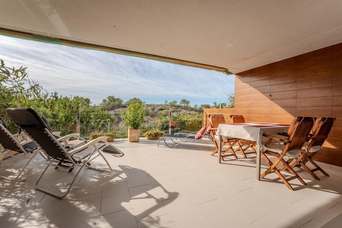 Moderno Apartamento de 2 Dormitorios en Planta Baja con Vist