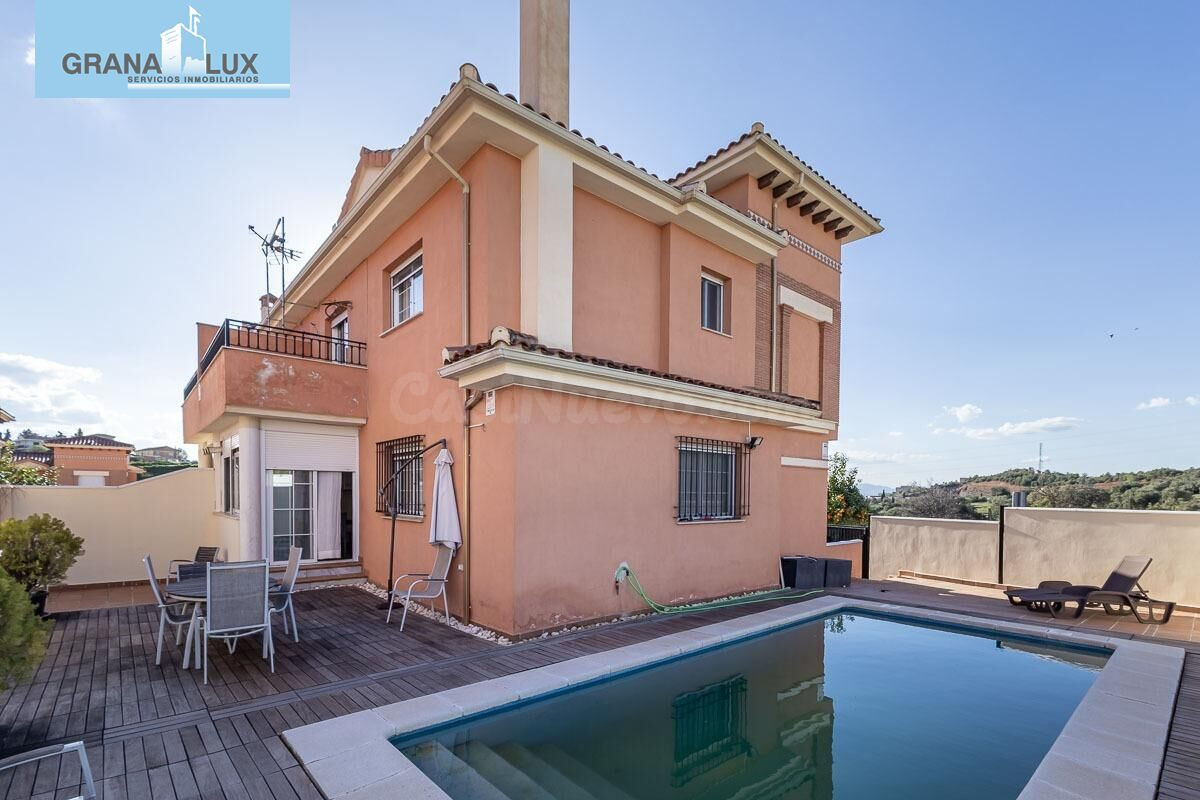 Casa pareada con piscina y vistas despejadas en Huétor Vega