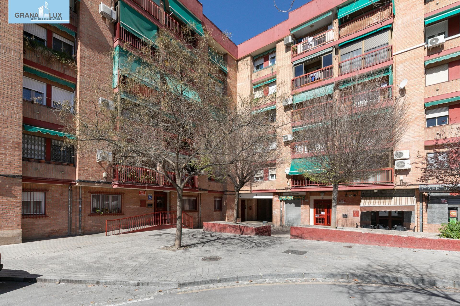 Piso 80 m2 útiles con terraza y patio en Granada | 3 dormito