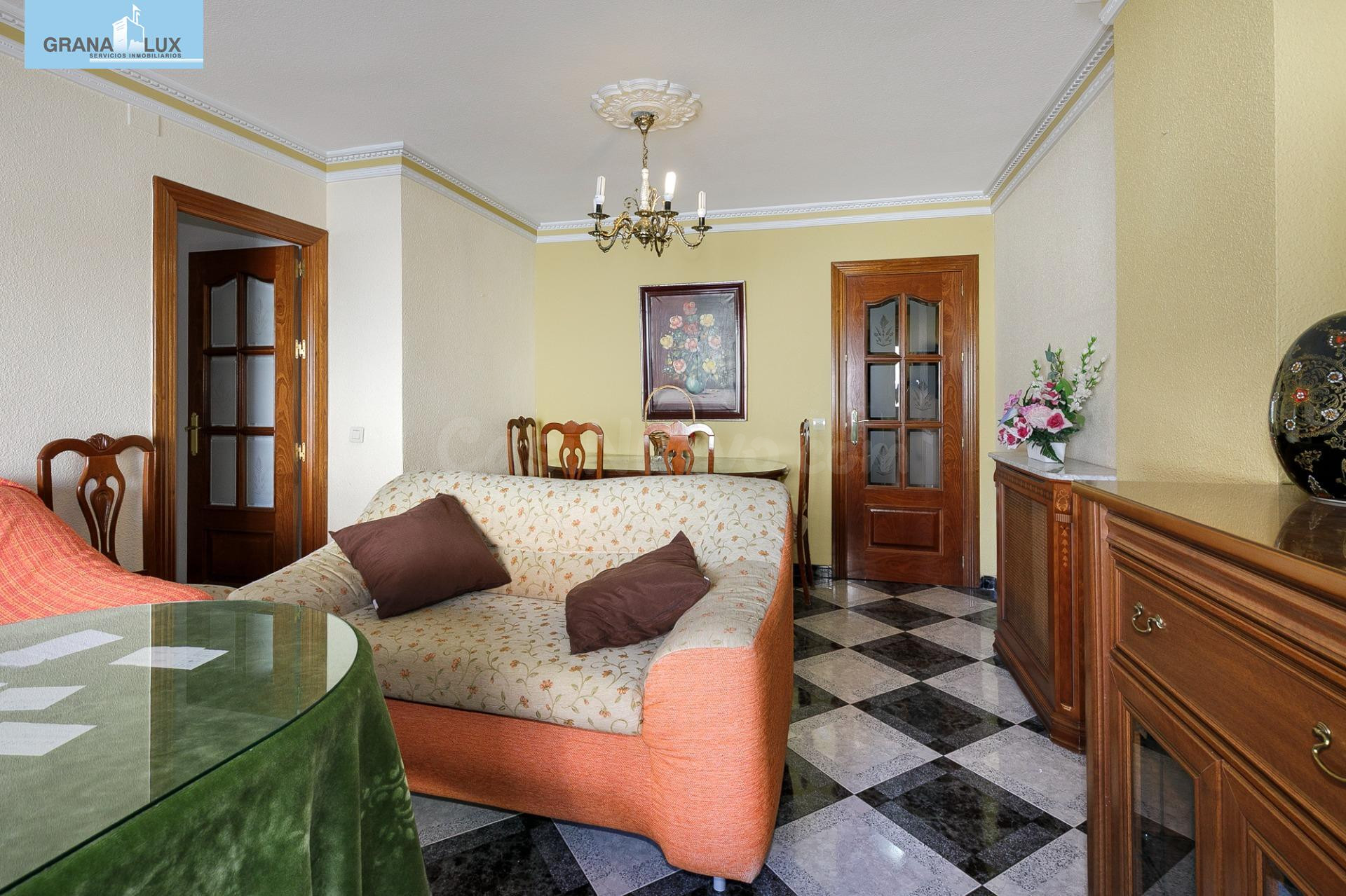 Piso 80 m2 útiles con terraza y patio en Granada | 3 dormito - foto 3