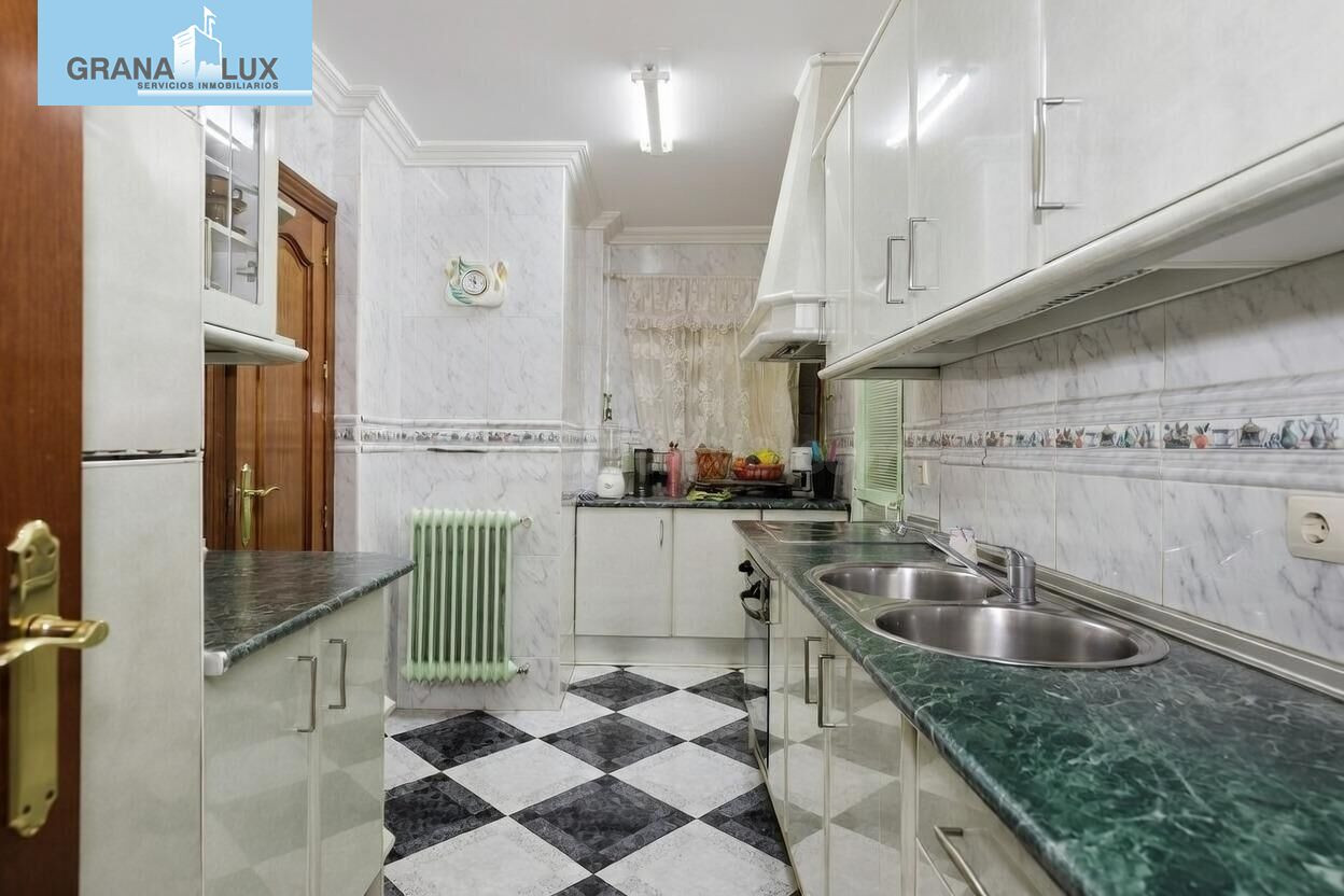 Piso 80 m2 útiles con terraza y patio en Granada | 3 dormito - foto 4