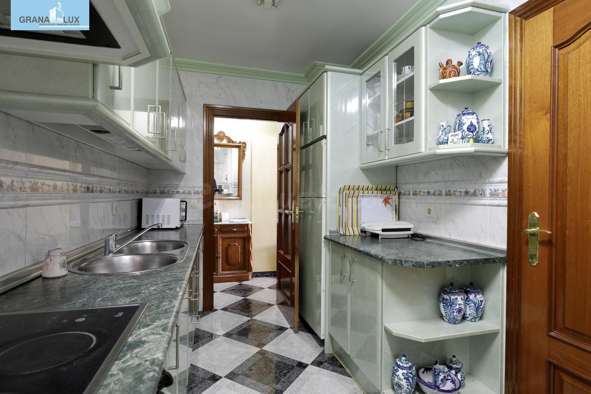 Piso 80 m2 útiles con terraza y patio en Granada | 3 dormito - foto 5