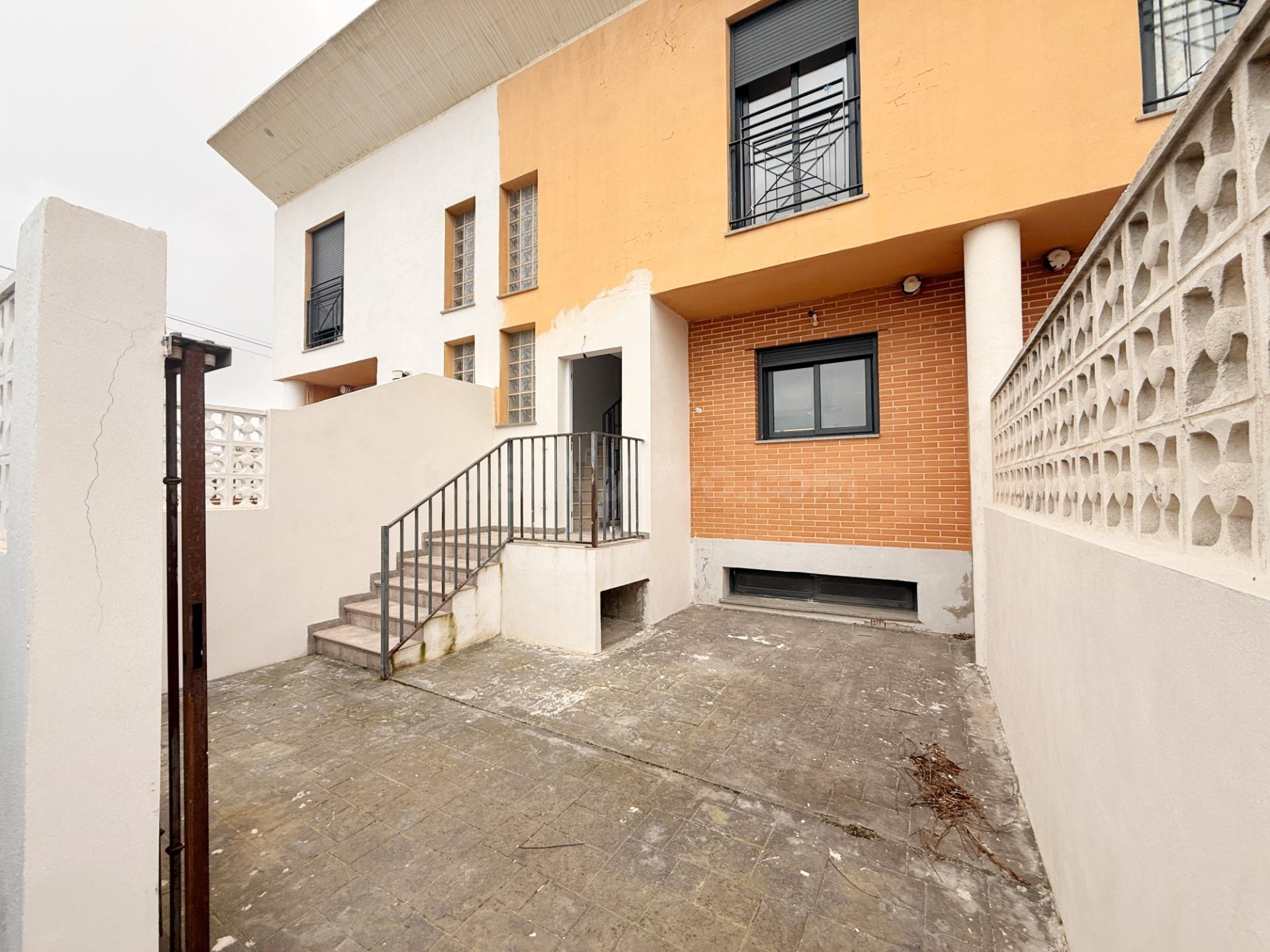 CHALET ADOSADO REFORMADO CON GARAJE, SÓTANO Y DOS TERRAZAS! - foto 2