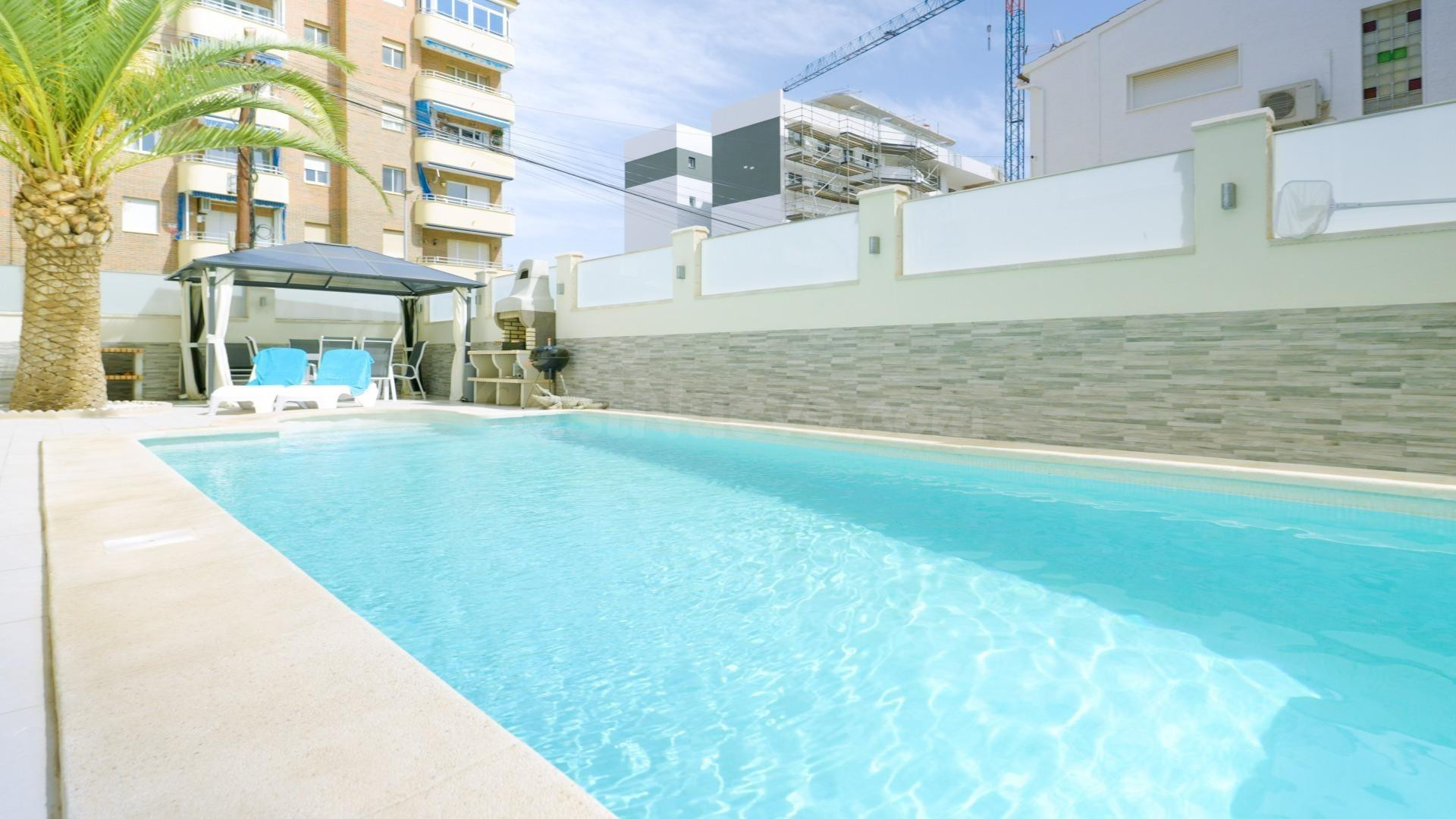 Casa Adosada con 2 cocinas y 2 salones, piscina privada, 400