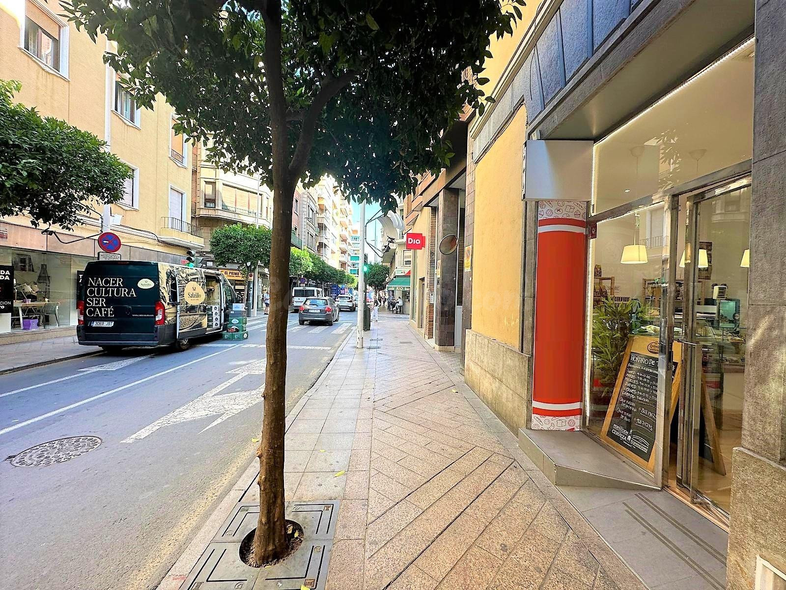 LOCAL COMERCIAL EN PLENO CENTRO JUNTO A LA CATEDRAL Y MERCAD