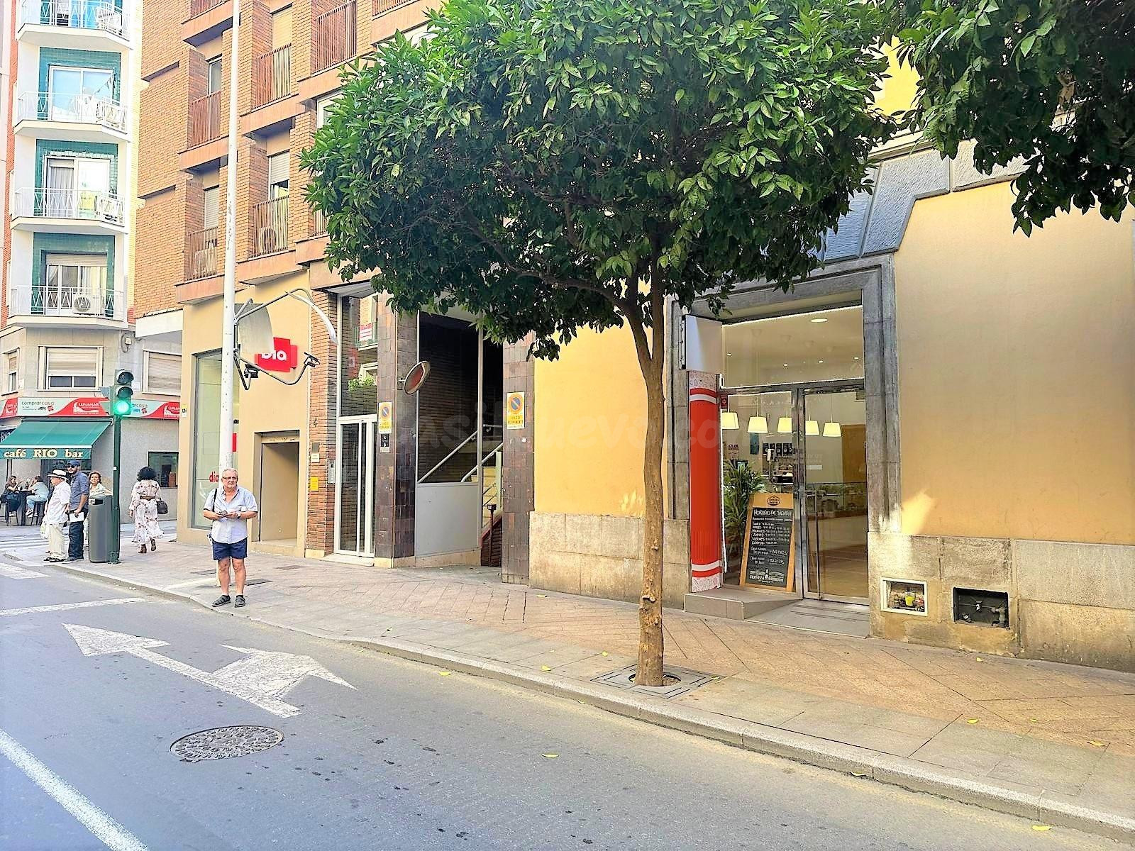 LOCAL COMERCIAL EN PLENO CENTRO JUNTO A LA CATEDRAL Y MERCAD - foto 2