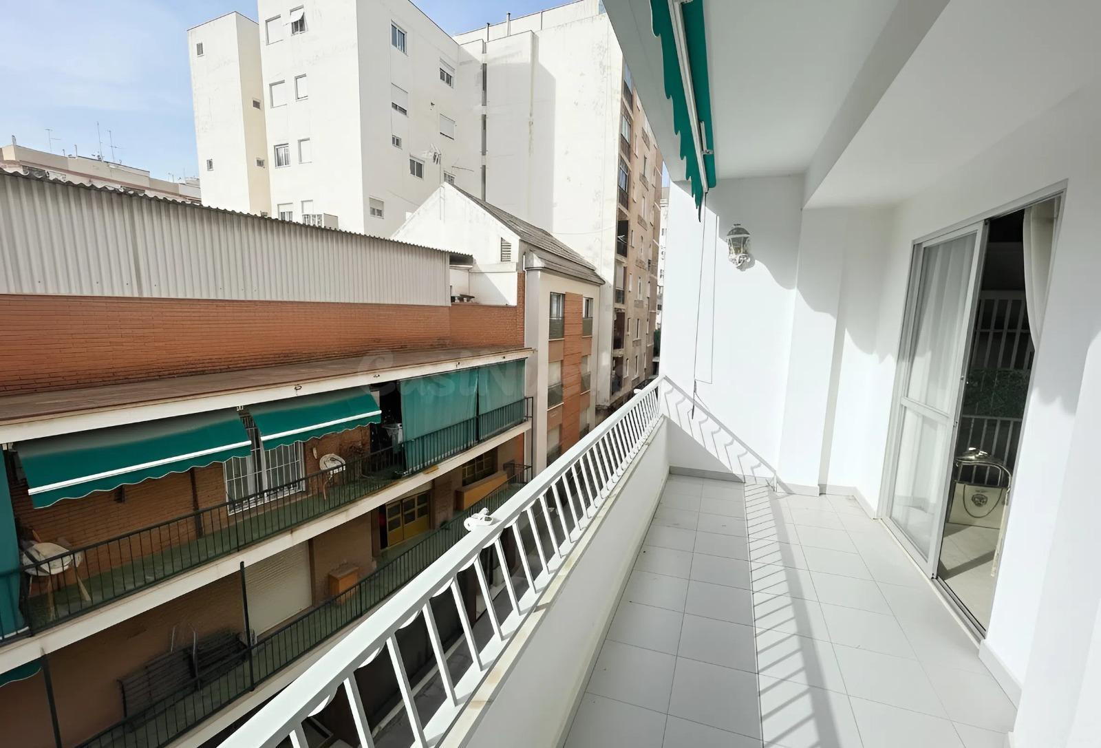 PISO DE 3 habitaciones CON TERRAZA Y ASCENSOR EN ZONA DE LA  - foto 2