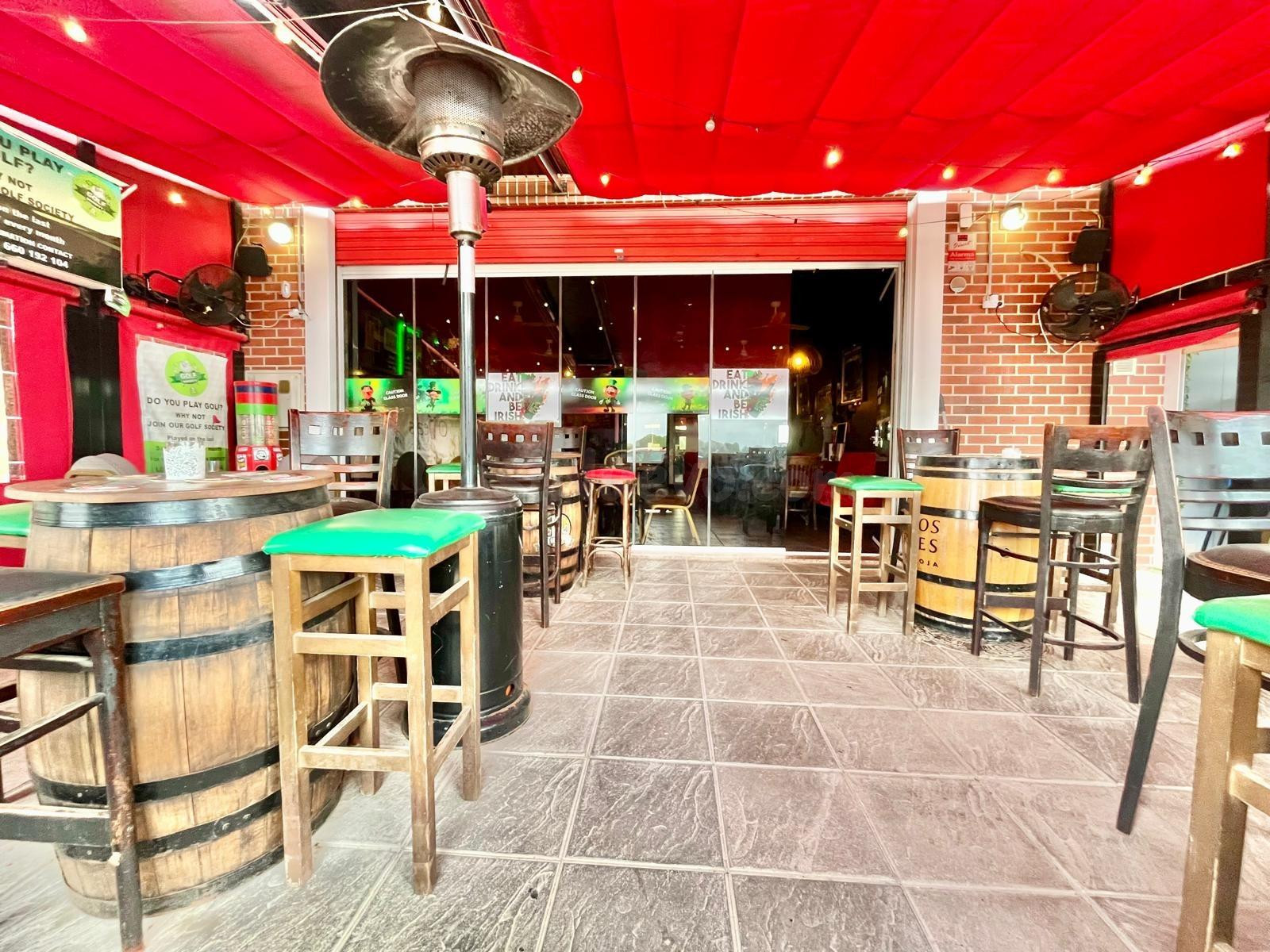 Traspaso bar equipado con terraza en zona comercial – 95.000 - foto 2